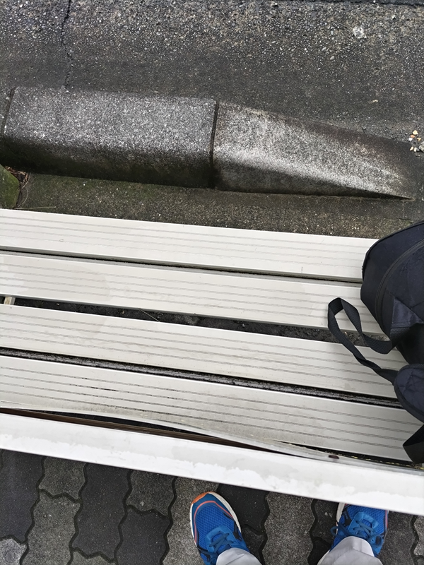 引籠りニートだった齋藤健一が白いベンチを見ている時の様子