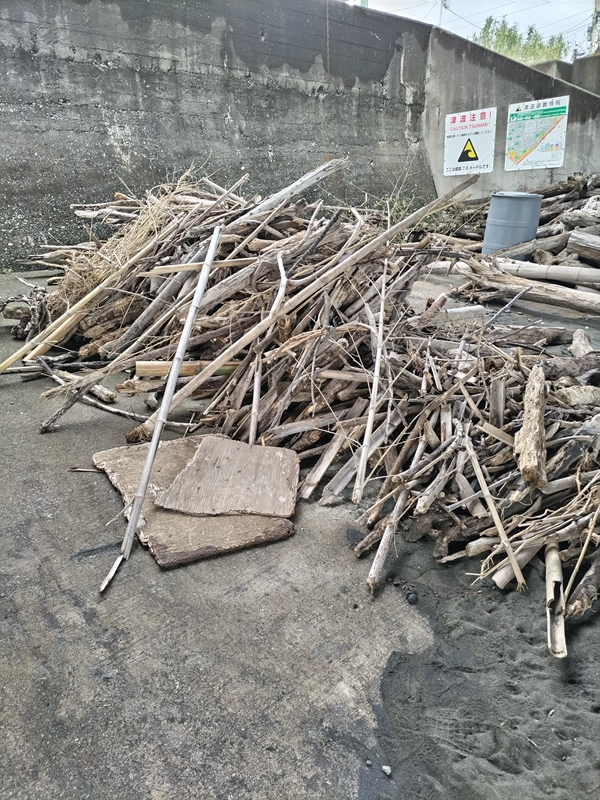 引籠りニートだった齋藤健一が撮影した国府津の海岸近くにある流木集積場所