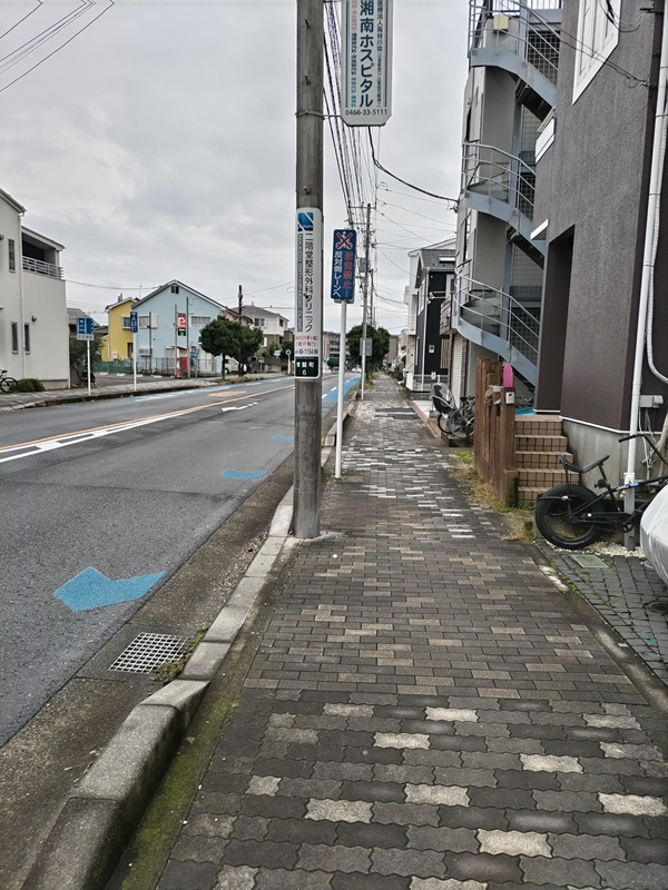 引籠りニートだった齋藤健一が海へと続く歩道を見ていた時の様子