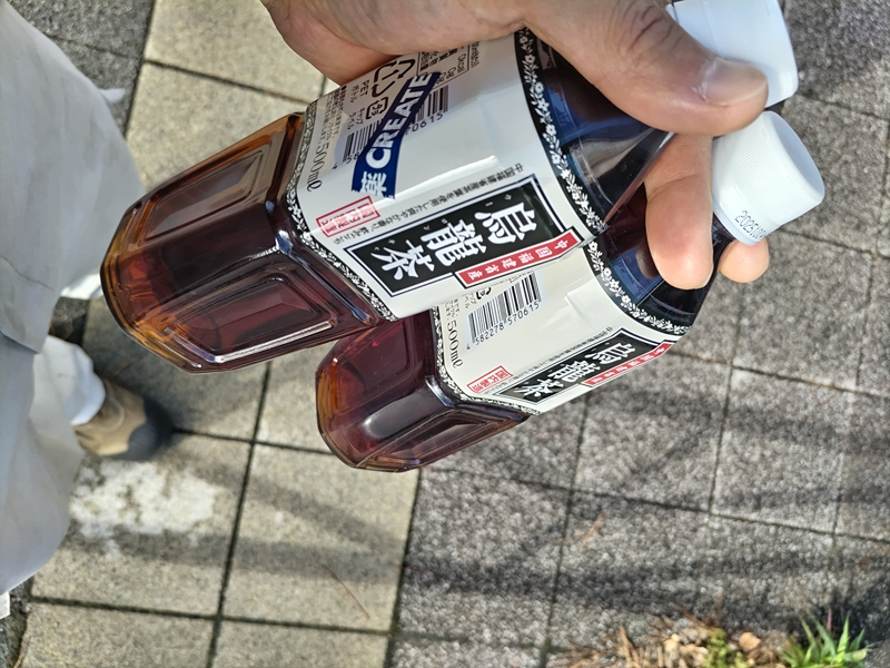 引籠りニートだった齋藤健一が国府津で買った烏龍茶のペットボトル二本