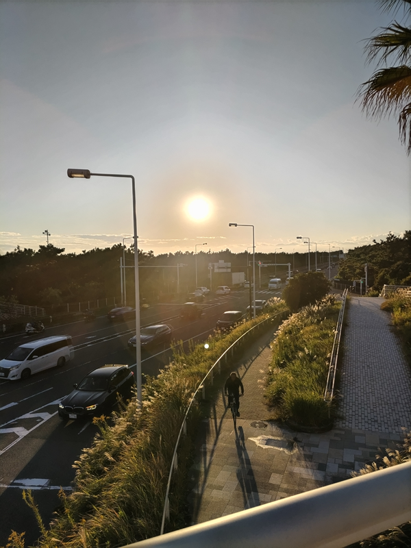 元ニート引籠りの齋藤健一が見ていた夕方の国道1号線の上に輝く夕陽