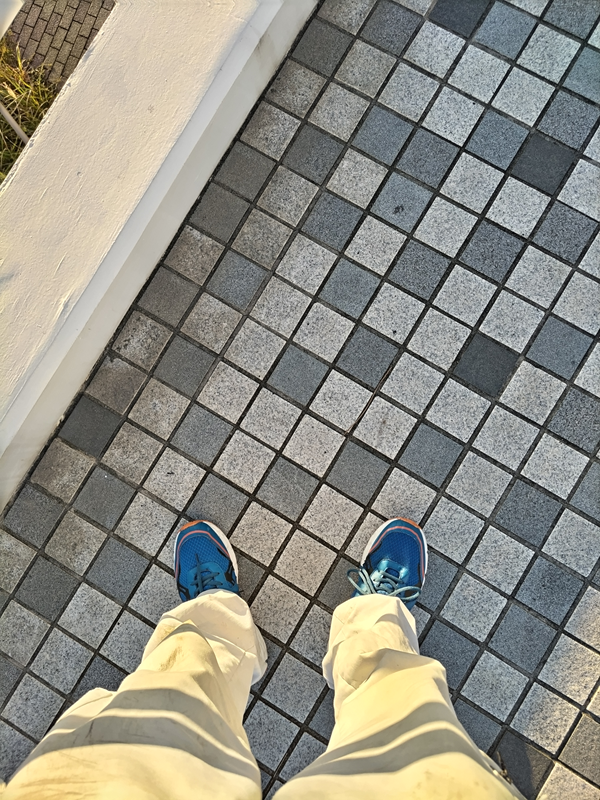 引籠りニートだった齋藤健一の作業ズボンが夕陽で照らされている様子