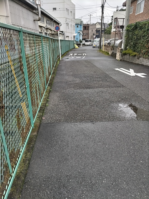 引籠りニートだった齋藤健一が雨で濡れたスクールゾーンを歩いている時の様子