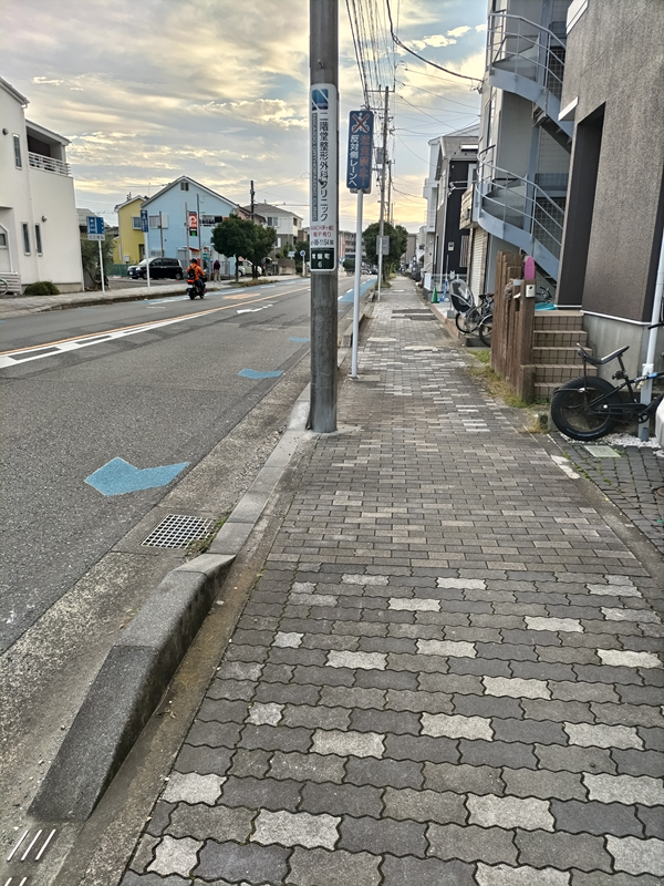 引籠りニートだった齋藤健一が見ていた海へと進む歩道