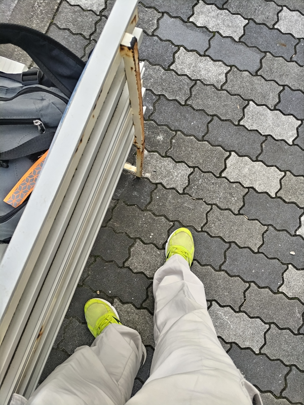 元ニート引籠りが見ていた白いベンチ裏の地面