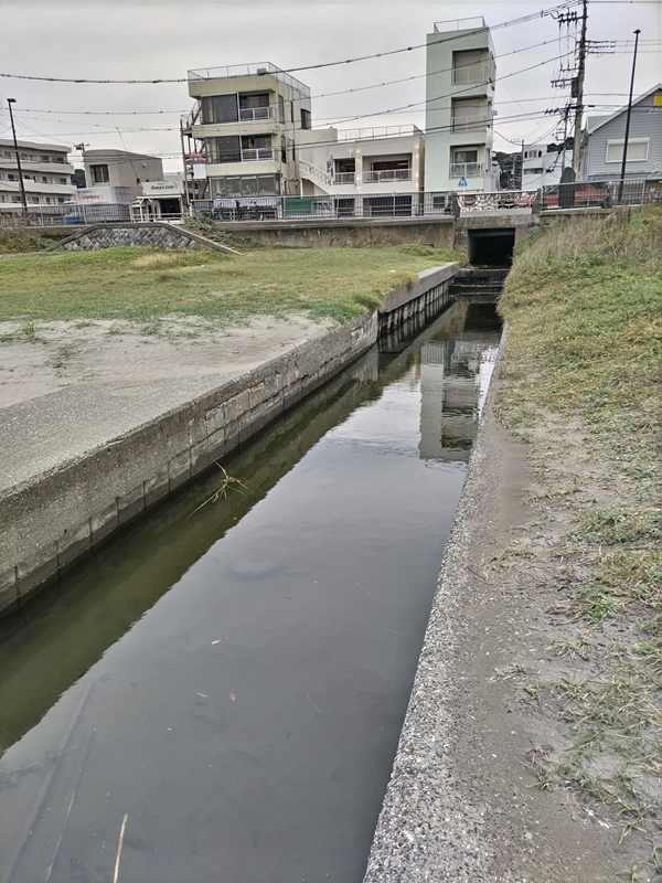 元ニート引籠りの俺が見ていた鎌倉市・由比ガ浜海岸を流れる小さな川
