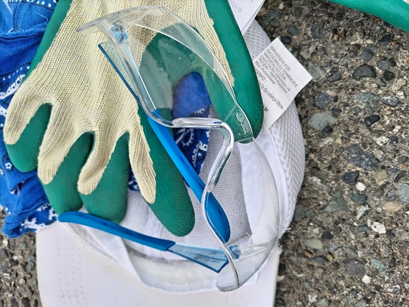 引籠りニートだった齋藤健一が鎌倉市の由比ガ浜海岸で使用していた防護眼鏡と作業用手袋と白い帽子と青いバンダナ