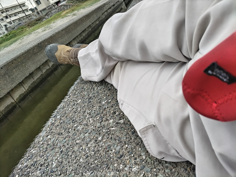 元ニート引籠りの齋藤健一が鎌倉市の由比ガ浜海岸の西を流れる川の縁に寝転んでいるところ