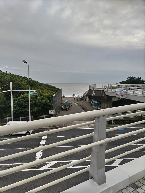 元ニート引籠りの齋藤健一が歩道橋から見ていた浜須賀の海岸への入口