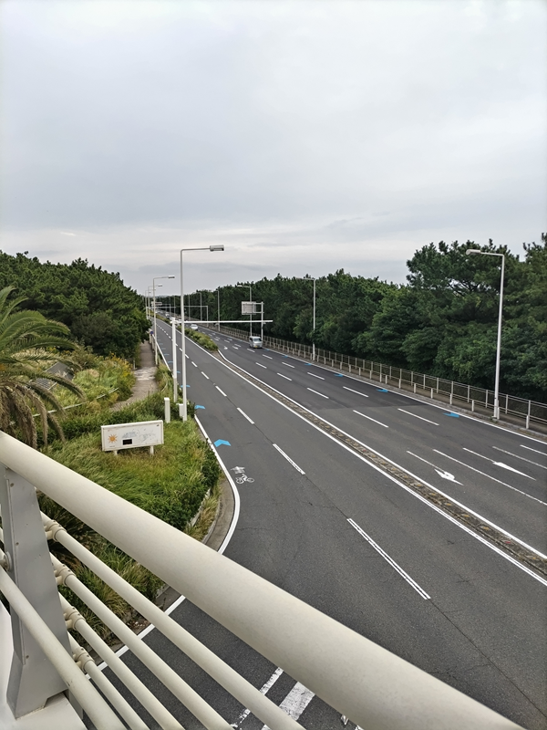 元ニート引籠りの齋藤健一が歩いていた歩道橋から見た空いている国道134号線