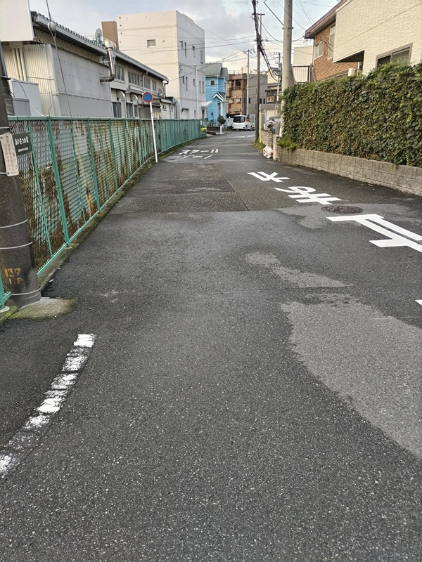 引籠りニートだった齋藤健一がスクールゾーンと書かれた道路を歩いている時の様子