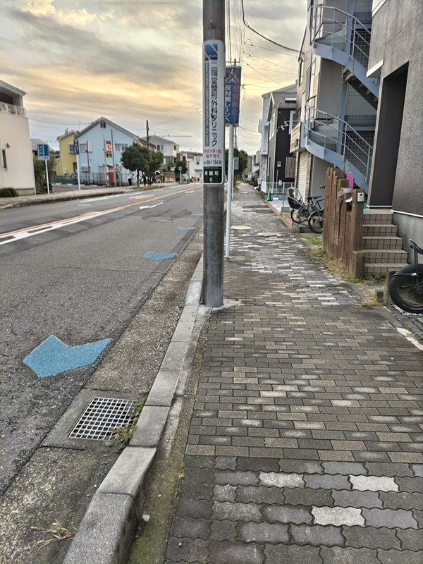 元ニート引籠りの俺が見た海側へと続く歩道と道路