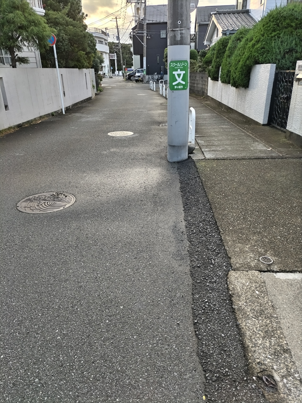 引籠りニートだった齋藤健一が出勤時に歩いていた裏道の歩道