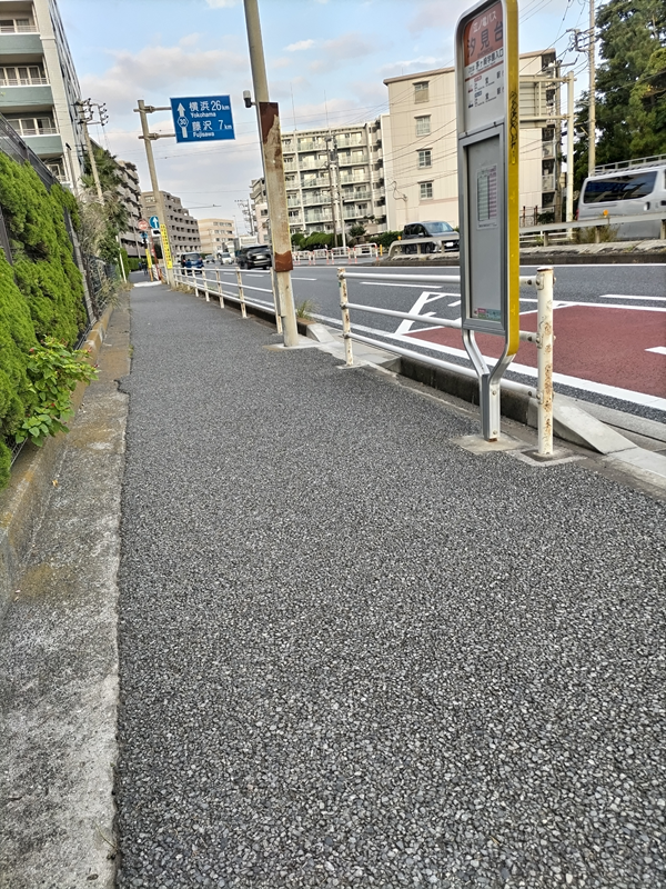 元引籠りニートの俺が帰宅時に使用していた汐見台のバス停前の歩道