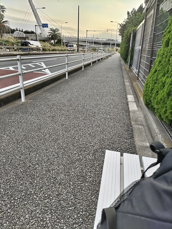 引籠りだった齋藤健一が海へと続く歩道を見ていた時の様子