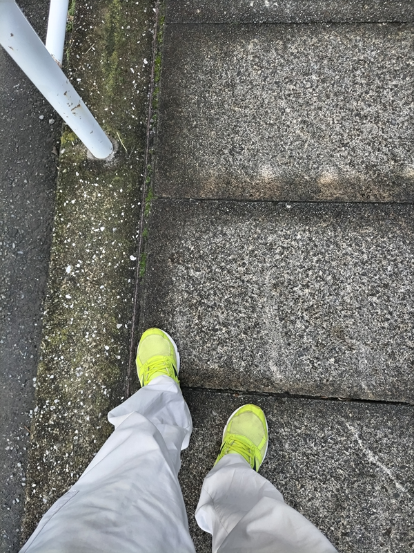 引籠りニートだった俺が黄色いスニーカーを履いて歩いている様子
