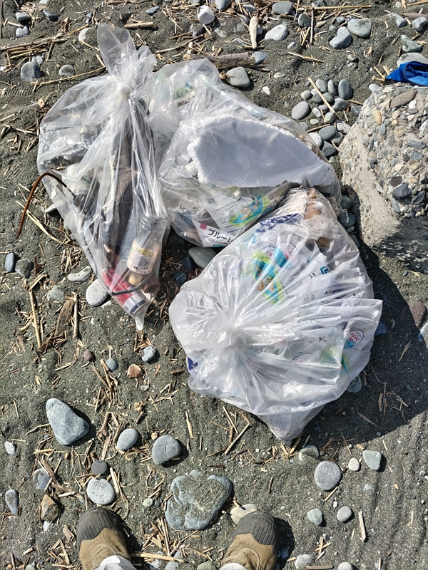 元引籠りニートの海岸清掃員が二宮の押切海岸で集めた人工ゴミの袋
