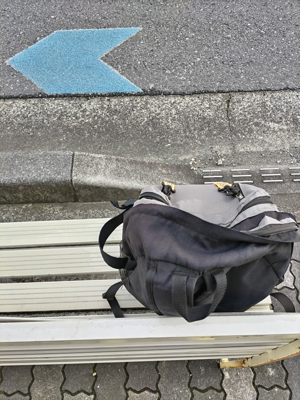 引籠りニートだった齋藤健一が早朝に青い矢印を見ているところ