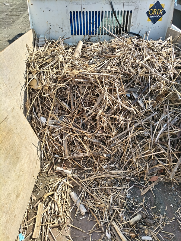 引籠りニートだった齋藤健一がオリックスレンタカーのトラックの荷台に積まれた大量の木くずゴミを見ている様子