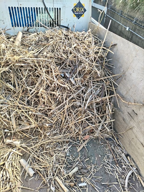 引籠りニートだった齋藤健一がオリックスレンタカーのトラックの荷台に積み込まれた大量の木くずゴミを見ている様子