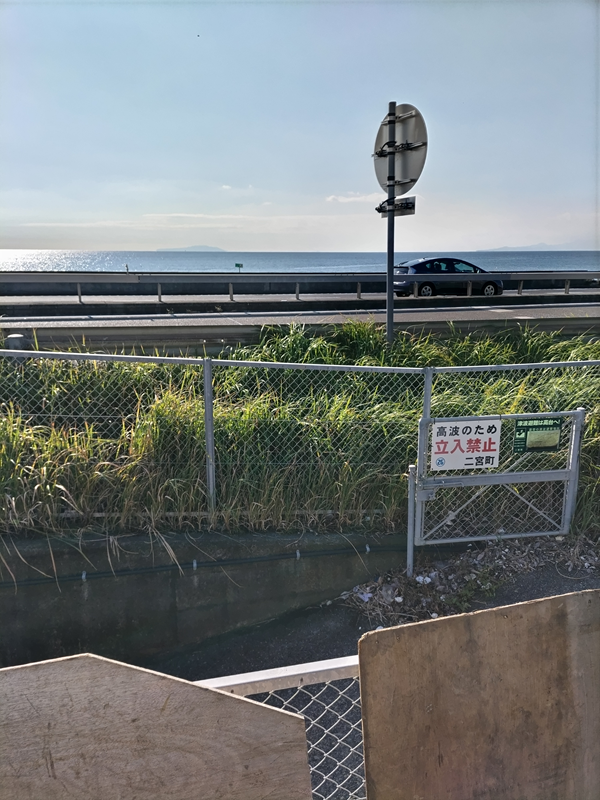 元ニート引籠りの俺が二宮町の西湘バイパスを押切海岸上の駐車場に停めたトラックの荷台から眺めているところ