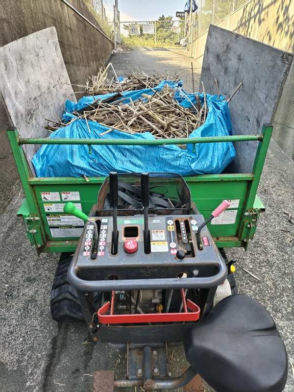 元引籠りニートが海岸清掃用のキャリアダンプを操作して二宮の押切海岸への坂を上っていくところ