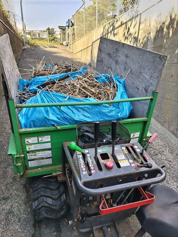 引籠りニートだった齋藤健一が押切海岸への出入り口の坂をキャリアダンプを操作して上っている場面