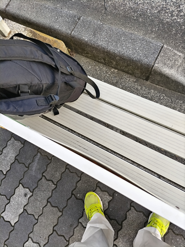 引きこもりだった齋藤健一が早朝にリュックを置いたバス停前のベンチ