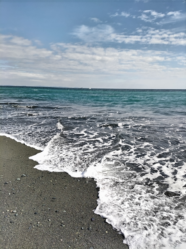 引籠りニートだった齋藤健一が見ていた神奈川県の二宮町の空とエメラルドグリーンの海と白い波