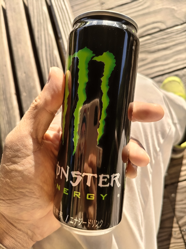 引籠りだった齋藤健一が出勤前に飲んだモンスターエナジー【黒と緑】