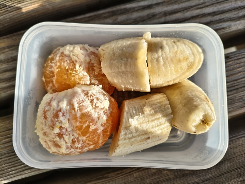 元ニート引籠りの齋藤健一が食べていた果物のバナナとミカン（早朝の出勤前）