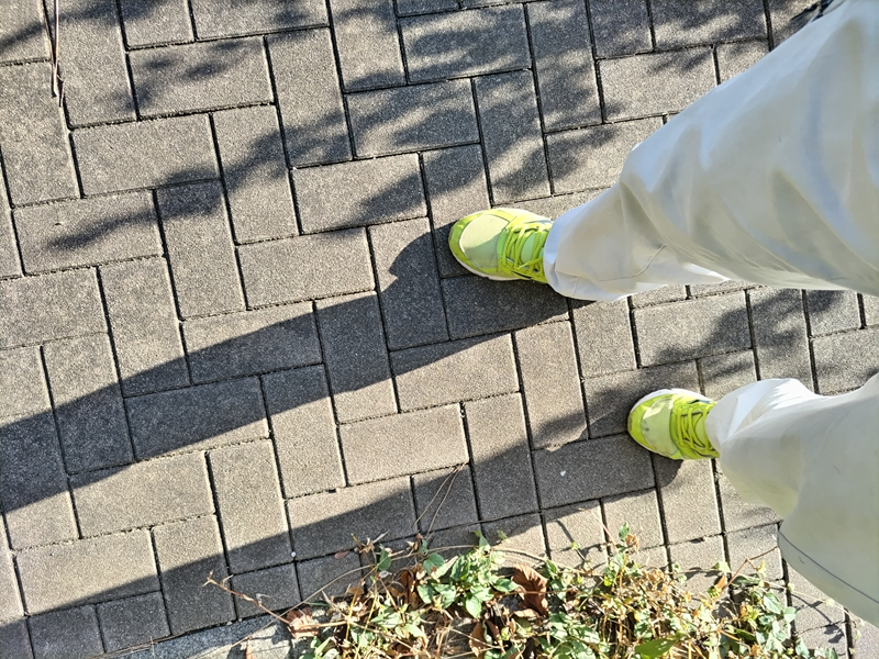 元ニートの齋藤健一が早朝に立っていた出勤前の用紙【黄色いスニーカーと白い作業ズボン】