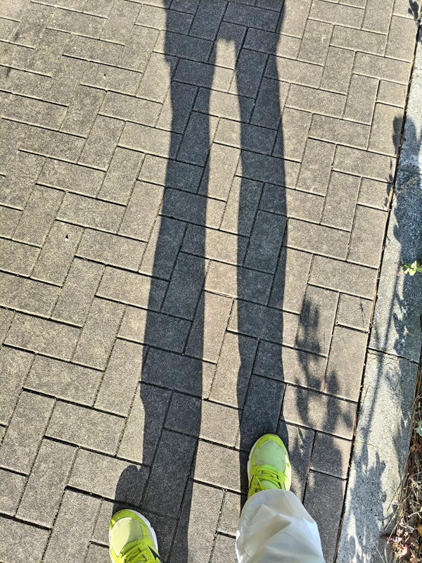 元ニート引籠りの齋藤健一の足元から伸びる足の影