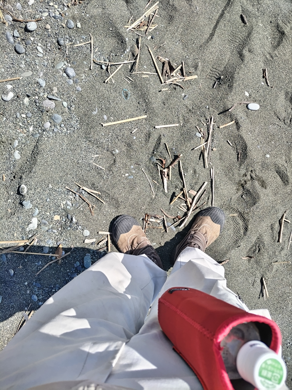 元ニート引籠りの齋藤健一が立っていたこの日の清掃現場の砂浜