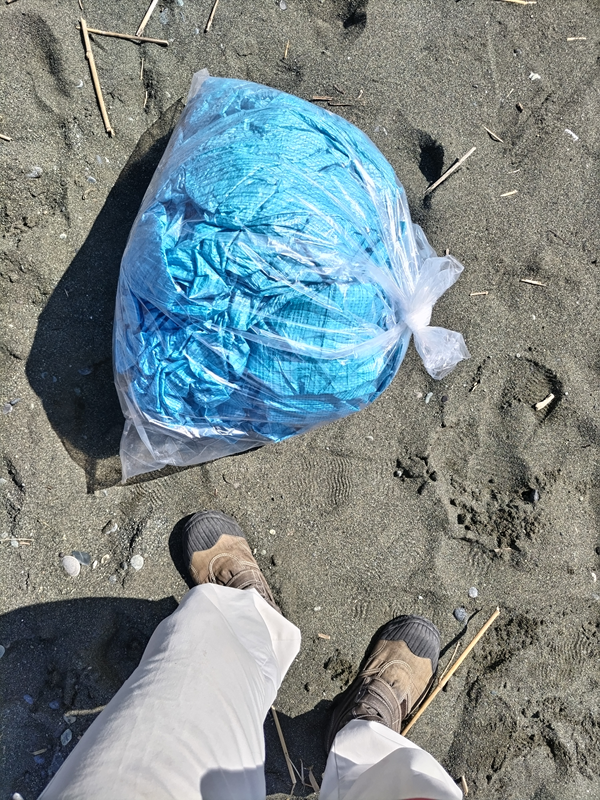 元ニート引籠りが海岸清掃で用意したビニールシートの束