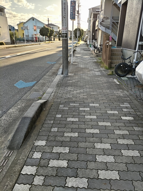 元ニート引籠りが撮影したバス停前の歩道（海側）