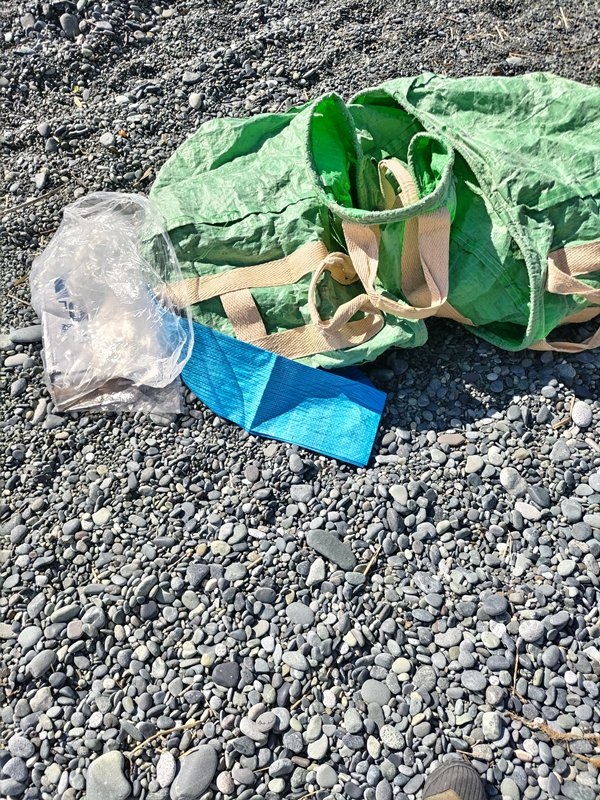 元ニートが海岸清掃で使用していた緑色の巨大な袋と使用前の青いビニールシート
