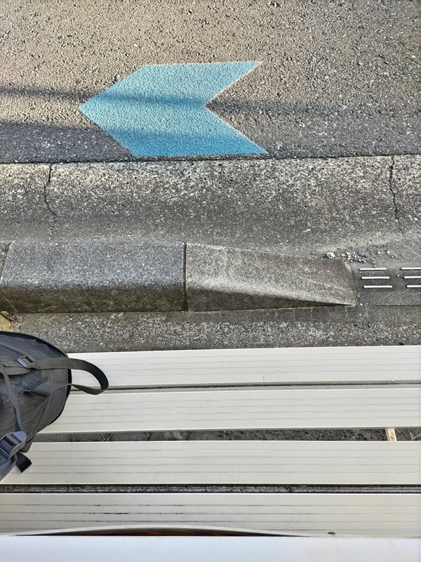 引籠りだった齋藤健一が撮影した道路上の水色の矢印