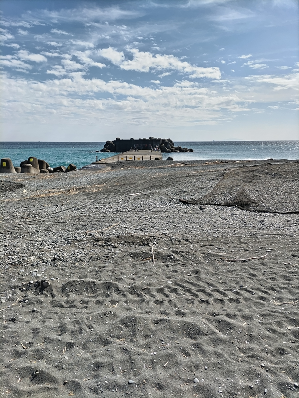 元ニート引籠りの齋藤健一が撮影した梅沢海岸にある突堤と快晴の空