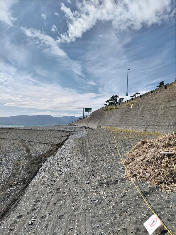 元ニート引籠りが見た、梅沢海岸の様子【壁際に木くずの山と警告ロープあり】