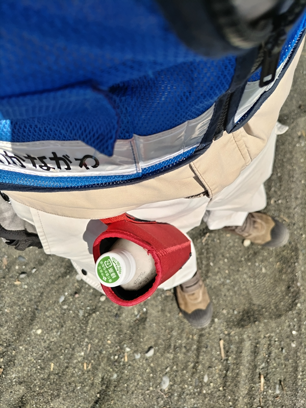 元ニート引籠りの齋藤健一が作業ベストを着用して立っていた様子【二宮の梅沢海岸にて】