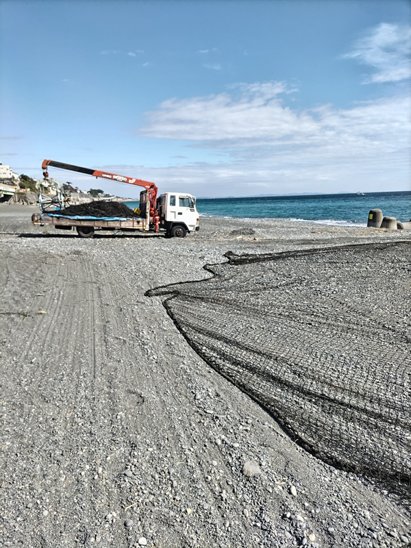 元ニート引籠りの齋藤健一が見ていた神奈川県の二宮町の梅沢海岸にいた車と広げた網