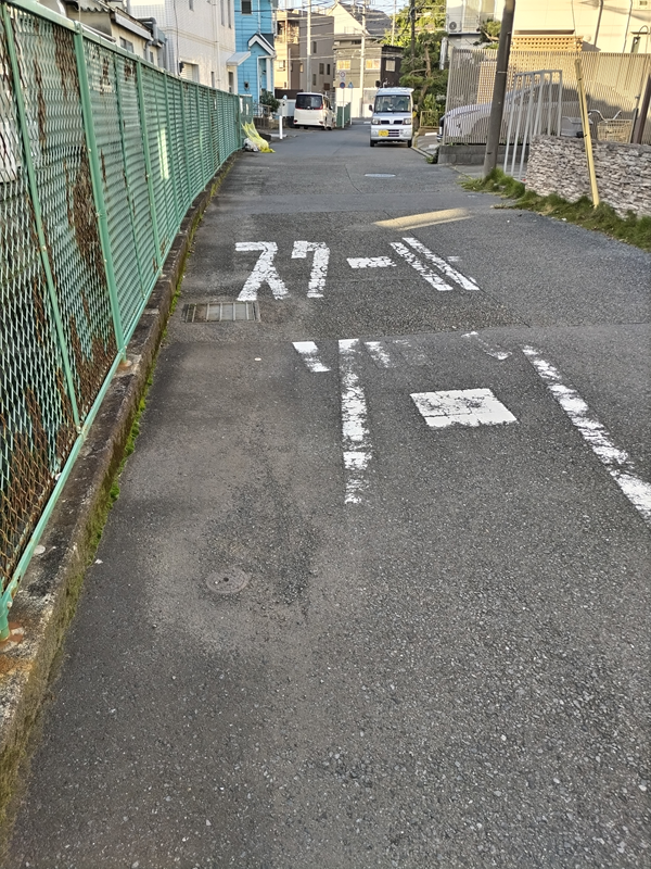 引籠りだった齋藤健一が早朝に歩いていたスクールゾーンと書かれた道路