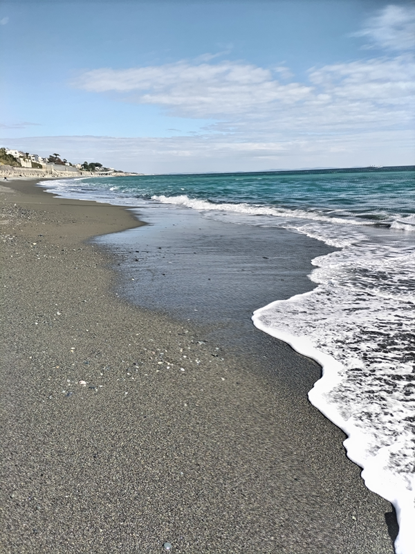 元ニートの齋藤健一が見ていた梅沢海岸の砂浜に打ち寄せる波（突堤付近から東京方面を撮影）