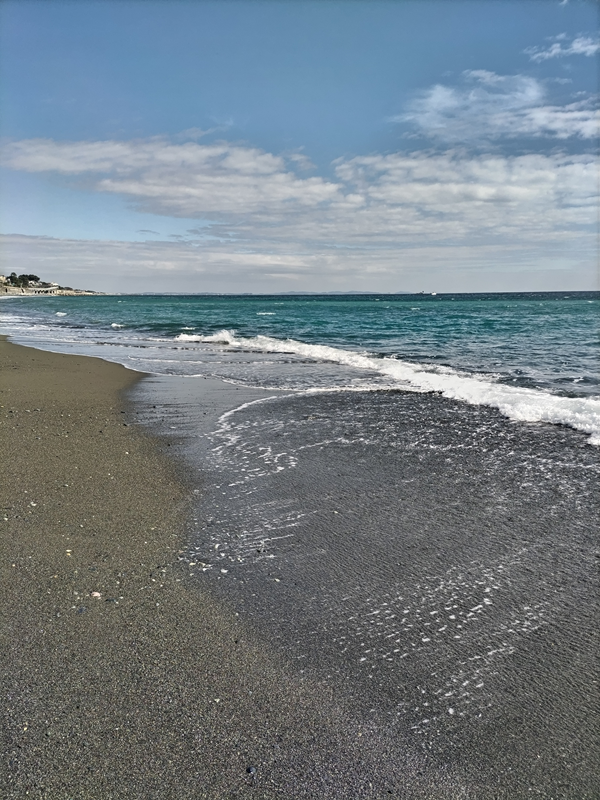 元引籠りニートの俺が見ていた梅沢海岸に打ち寄せる波と引く波