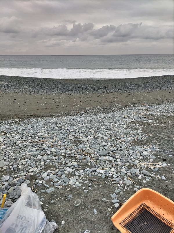 元ニート引籠りの齋藤健一が見ていた押切海岸の砂浜と海と海岸清掃用のミ