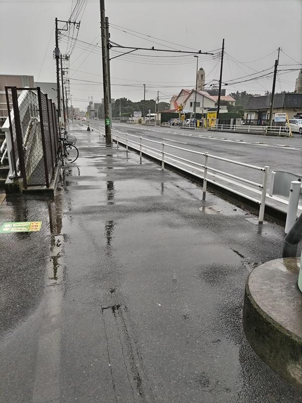 雨天時、元引籠りニートの齋藤健一が出勤前に見ていた歩道の光景