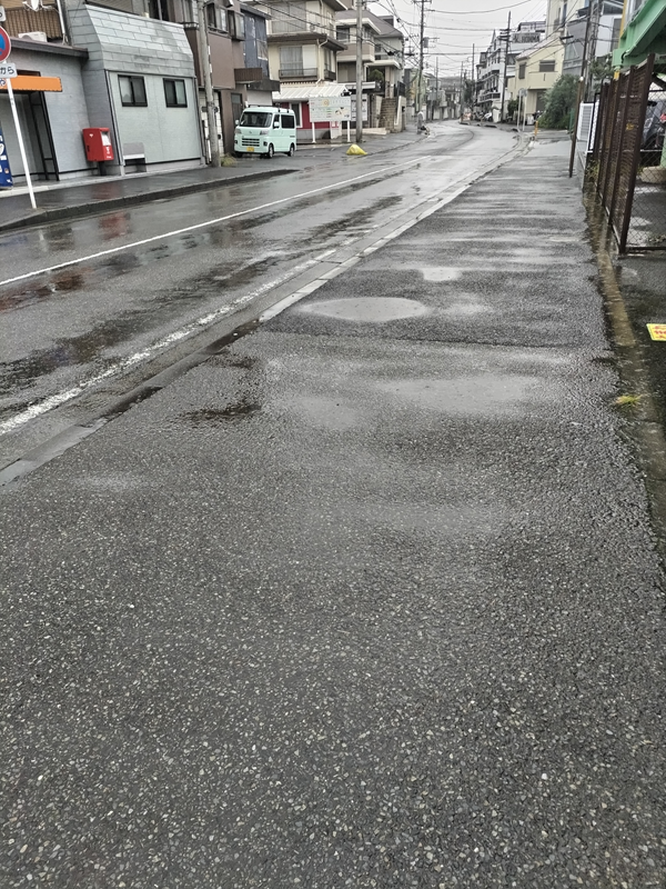 雨天時に、朝の出勤前に元引籠りニートの齋藤健一が歩いてきた歩道の景色