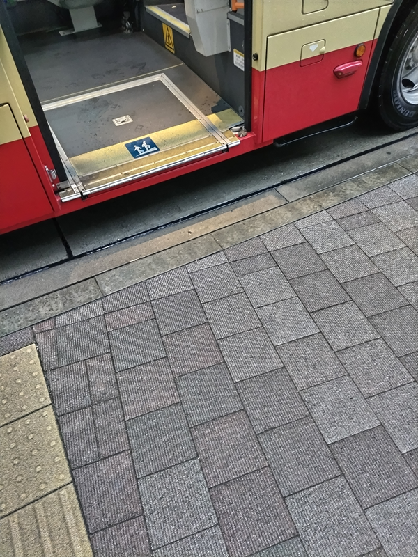 元引籠りニートの俺が乗ろうとしていたバスの入り口