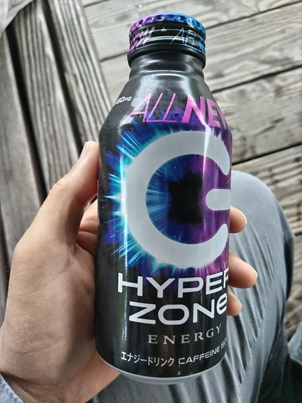 雨の日、元ニートがハイパーゾーンと書かれたエナジードリンクを左手で掴んでいる様子